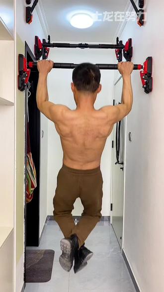 家里装上单杠用来训练引体向上,拉伸腰部背部,小孩子吊单杠都可以#居家锻炼 #亲子运动 #引体向上 #单杠 #吊单杠