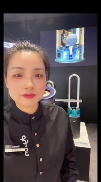 家有萌萌娃萌宠必看!戴森HJ10🉑多效除醛和过滤流感病毒及异味
一台靠谱的空气净化器,已成为守护家人健康的必备品。但面对市面上琳琅满目的产品,怎样才能选到真正适配需求的那一款?下面就跟我一起来看一下挑选空气净化器的以下几要点:
✔️气流技术(流强劲的气流可喷射带动室内空气循环,从而做到真正的整屋均匀净化)
✔️除醛技术(优先选搭载多重除醛技术的机型,这类技术能将甲醛最终分解为水和无害的二氧化碳)
✔️多效过滤系统(可以同时覆盖“颗粒过滤+气体吸附+污染分解”的多重净化组合,既能应对日常扬尘、雾霾,也能处理装修异味等气体污染,净化更全面)
✔️噪音(有婴幼儿的家庭高效静音的产品不影响睡眠)
✔️体积(不光要高效净化,而且还要结合紧凑空间的摆放)
根据以上选择推荐我们戴森新出的HJ10,它搭载了星型喷嘴设计,灵感源于航空喷气式发动机 ,能让高速气流带动周围空气,实现5倍的气流倍增,哪怕把它放在房间角落,也能带动全屋空气循环,实现高效、均匀的整屋净化。
它采用了颗粒物甲醛360°多效过滤系统,能捕获99.97%小至0.3微米的颗粒物,无论是雾霾、花粉过敏原、流感病毒、还是甲醛都能够一网打尽,滤网内的除醛活性成分,还能长效除醛,可以把甲醛分解为水和无害物质,持续彻底除醛。还能通过整机密封的设计,把污染物牢牢锁住,避免二次污染。滤网使用寿命长达五年,有效降低了维护成本。
噪音方面也无需担心,它的星型设计减少了空气中的乱流,在夜间模式下仅24分贝的运行音量,不会打扰休息。而且它支持自动模式,内置智能传感器可实时监测空气质量并调节运行参数,使用起来十分省心,它还获得了权威机构认证-空气净化器睡眠静音认证,非常适合有萌宠萌娃的家庭。
#西安赛高金花一楼戴森专柜 #dyson戴森 #戴森净化喷气机HJ10 #生活小家电#好物推荐🔥