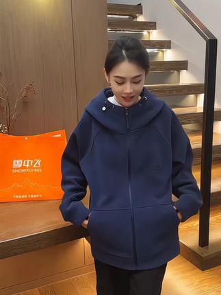 雪中飞2025秋冬新品加绒加厚保暖连帽卫衣上衣大码男女情侣装外套#加绒加厚保暖连帽卫衣#男女情侣装外套@抖音小助手 @抖加上热门