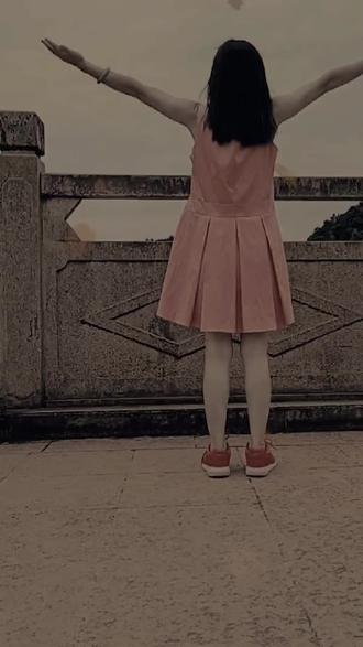 这张照片就设置成为了自己的抖音头像,因为过去有一段痛苦的经历,所以才叫励志版,是激励自己,也是鼓励自己。我坚信前方会有人懂我