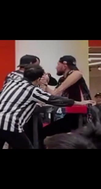 重庆全国腕力争霸赛,男子86公斤级右手,胡建东vs安德烈#斗腕#腕力比赛#胡建东