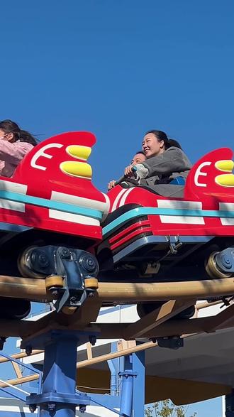 寻秦记里的演员,从偶像变成了白发中老年,当年那个少年郎也早已满脸皱纹,能坐的过山车高度也仅限儿童版的。#寻秦记 #过山车#岁月匆匆一转眼就老了 #奔跑吧乐园#80后 @中国海影城·奔跑吧乐园官方号 @文旅象山