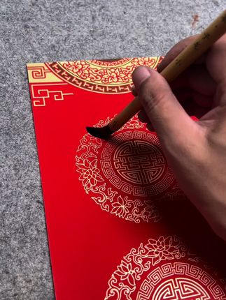 图案简约大方,色彩艳而不俗,上下联同款,使用起来非常方便。#书法#手写春联#书法对联#铜版纸对联#万年红对联纸
