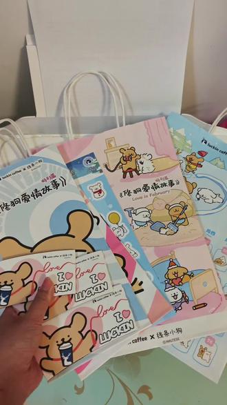 酱酱!小白和小金毛!无痛获得教程来了!#为每一种未来 #线条小狗 #喝杯小狗 #周边