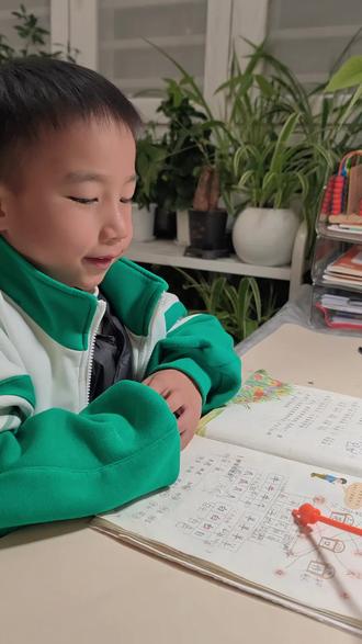 语文园地《八》
认读➕组词,要求会认读,会组词
羊(山羊)(小羊)
牛(奶牛)(黑牛)
爪(爪子)(猫爪)
元(单元)(一元)
拼(拼音)(拼搭)
音(音乐)(声音)
#每日学习打卡 #语文园地 #亲子日常 #一年级语文 #辅导作业