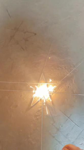 不要眨眼呦~教你用8跟仙女棒点燃爱心##烟花 #仙女棒烟花