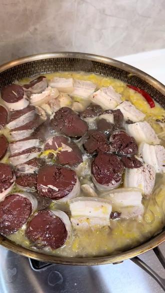 天冷就得吃点热乎的,今天整个杀猪菜!#杀猪菜 #酸菜 #血肠 #酸菜炖血肠 #天冷了吃点啥