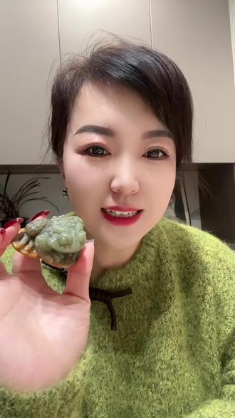 民间有“家有金蟾,财源绵绵”、“得金蟾者必大富”等说法。它被视为能吸纳、集聚和守护财富的神兽。#玉文化#玉知识#传统文化#金蟾 #玉雕设计