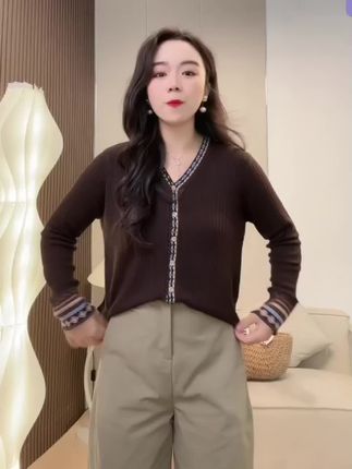 新款精纺细羊毛撞色复古法式提花V领针织开衫早秋气质上衣#每日穿搭 #高级感穿搭 #显瘦穿搭 #每日分享 #简约穿搭