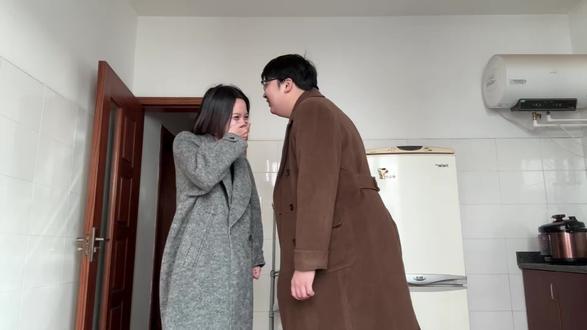 别的情侣是亲亲挑战,我俩是憋笑大挑战。#姐弟恋 #校园爱情 #颠婆式拍照姿势 #情侣亲亲挑战