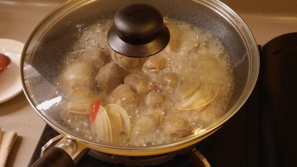 冬日微醺|酒蒸蛤蜊|章鱼小香肠
✨深夜暖灯旁的治愈晚酌|酒蒸蛤蜊鲜润入味,章鱼红肠翘出萌趣小足,配上一杯风味屋的桂花小麦,一口沦陷,复刻《深夜食堂》的温柔烟火气~
酒蒸蛤蜊
食材:蛤蜊、蒜、小米辣、清酒或白葡萄酒、黄油
调料:生抽
做法:
① 先炒香蒜片小米辣
②加入蛤蜊,清酒或者白葡萄酒(酒量没过蛤蜊一半就够了),盖上锅盖煮到蛤蜊开口
③ 蛤蜊都开口后加入少许生抽和一块黄油,放点小葱再焖煮一分钟就可以吃了
章鱼小香肠
食材:小香肠
做法:
①小香肠一头横竖切一刀(我买的是已经切好的,比较省事)
②锅中喷上一层油,全程小火,放入小香肠煎到章鱼脚张开就可以了
#深夜食堂 #酒蒸蛤蜊 #章鱼小香肠 #晚酌 #精酿啤酒