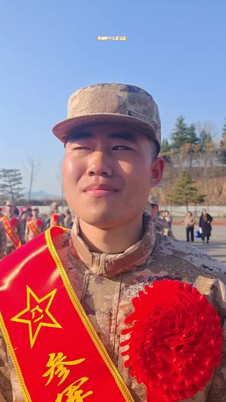 #新兵入伍欢送仪式少年奔赴远方的誓言,红绸飘动,是家乡不舍的牵挂,也是新程启航的号角。从此山河入梦,铁骨铸魂,一寸丹心向阳生。#新兵入伍欢送仪式#军旅青春#热血成长