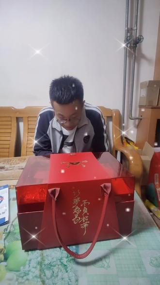 这份礼物不仅是惊喜,更是满满的关爱,带着这份美好心意好好努力 #上热门话题 #亲情包裹
