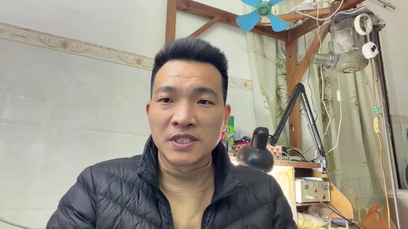 翡翠老蓝水料雕刻的小花朵,工艺精细色彩鲜明,高冰种水#老蓝水 #翡翠小花 #平洲玉器街 #翡翠雕刻 #玉雕设计