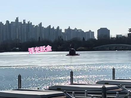 INFP的28岁🎁
距离18岁过去十年了,记得 18岁那天,我从学校请假回家,在公车上被一个精神病患者突然骚扰,那种恐惧至今难以释然。十年过去了,我已经不记得18岁的我对十年后的自己许下什么愿望。现在吧,学业上,顺利毕业就没有遗憾。生活上,至少目前我尽力达到理想中的样子。性格上,今年发生了好多事,被推着思悟了很多,对当下的自己,百分之八十五的满意度。身材上,emm….数字上去了,体型我还是喜欢的,所以也可以80分,减肥还是得继续减的🙈!不知道未来怎么样,但我好像不那么害怕了,循此苦旅,终抵繁星,如若无法抵达和拥有,或许平庸,也是我的价值。看视频看哭了,爱老己,爱每一位💕🐣🎁丹宝要继续勇敢,下一个十年,会一直好,或更好,大运要来了🌷#十年