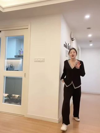 秋季休闲时尚假两件设计显瘦上衣+高腰显瘦阔腿裤两件套套装#牛仔裙穿搭攻略 #内容过于真实 #阔腿裤 #百搭 #百搭神裤