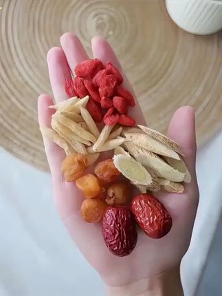 黄芪党参当归枸杞茶是个好东西,经常拿来泡水喝,特别的不错,价钱也很划算 它的配料表很干净,就只有黄芪、党参、当归、枸杞、玫瑰花,都是对我们好的东西。独立茶包,@DOU+小助手 @DOU+上热门 @DOU+好生意 真材实料不打碎,每次一包开水冲泡几分钟就可以喝了哈。茶汤清澈透亮,入口清香回甘。特别是秋冬天,女生一定要安排上。 一起变美吧!#年前变美计划#自用好物分享 #黄芪当归党参茶#超便宜超划算@DOU+小助手 @DOU+上热门 @DOU+好生意