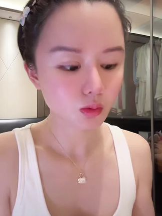 欣姐刚刚涂的贵妇膏,美白淡斑效果很好,抗衰,紧致,焕肤。