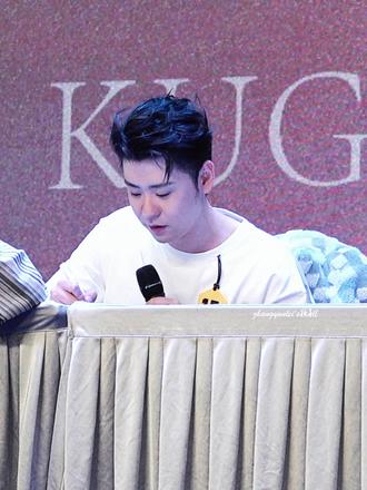 看过个角度的画鹅吗 看过就 再看一遍😁我真的要被可爱晕了 萌化了 任世界怎样不堪 我有小磊纯净如初😍#张云雷 #签售会 #互动