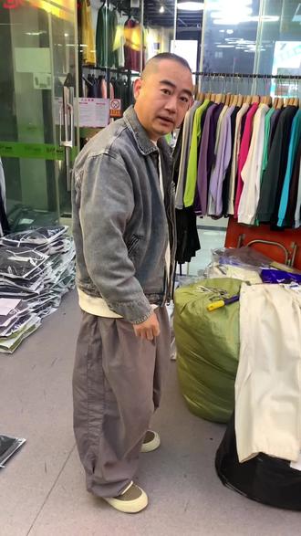 今年的弯刀裤版型可以试一下!