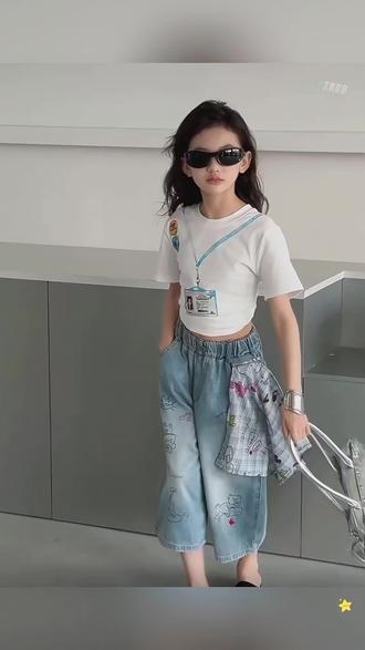 女儿一眼就喜欢的牛仔短裤,老母亲疯狂安利上,
满裤腿涂鸦印花,还有侧边可拆卸的格纹小围裙,一裤两穿也太会了吧,面料柔软不硬挺,夏天穿透气不闷汗,高腰松紧腰头,不卡肚子不勒腰,机洗好几次都没变形没掉色,搭T恤真好看,闭眼冲不踩雷#抖音潮童穿搭夏天萌娃必备 #女儿的穿搭笔记