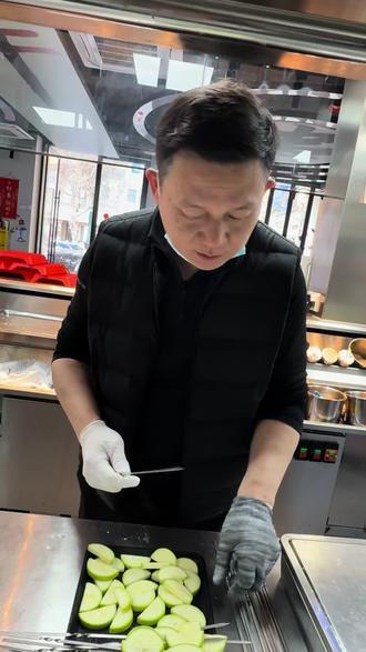 亲爱的家人们,今天来破阵子过情人节吧!我们(15号~23号)放假中、初八正式营业!大家不要跑空哦❤️破阵子牛肉串㊗️大家马年大吉 万事顺意!