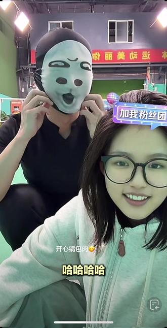 咩咩后面有一个啥 👻👻👻 哈哈哈哈哈 #羽毛球 #运动日常 #于龙杨咩咩#搞笑头套#哈哈哈哈笑死我了