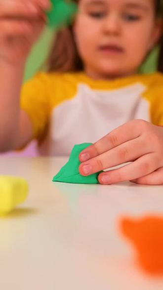 看看大老外教小老外手搓圣诞树。