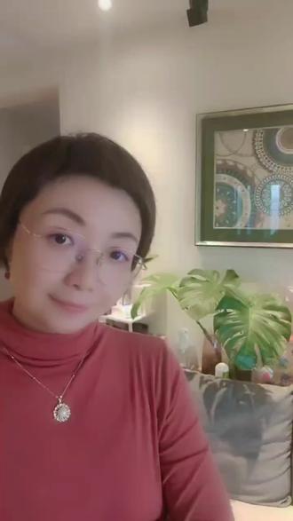 🇨🇳 拯救中式发音!3分钟搞定“g/k/h”
学中文最怕发音不准?其实只要找准“着力点”,一秒变地道!今天我们来攻克 g, k, h 这三个容易混淆的“喉咙音”!👇
🚶 G —— 就像出发“go”!
核心口诀: 喉咙震动,没有气流!
发音技巧: 发“哥 (gē)”的时候,感受后槽牙和喉咙的震动。✋把手放在嘴前,绝对不能感觉到风吹!
避雷: 千万别读成 "guh" 带个u音,要干脆利落!
🪁 K —— 就像放风筝“kite”!
核心口诀: 气流大爆发!
发音技巧: 发“可 (kě)”的时候,喉咙要用力送气。✋再次把手放嘴前,这次你要感觉到明显的“哈”的一口气!
避雷: 如果没气流,别人可能就听成“哥”了哦。
💧 H —— 就像打个招呼“Hi”!
核心口诀: 嗓子放松,呼气!
发音技巧: 发“喝 (hē)”的时候,就像冬天对着玻璃哈气起雾一样,气流是持续不断的。
避雷: 别太用力,不要变成“咳痰”音,要轻柔。
#拼音 #做过的人才懂 #学中文 #用影视飓风运镜打开各行各业 #每日学习打卡