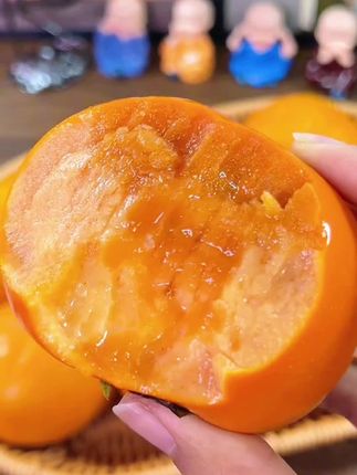 来自云南的#巧克力脆柿 成熟了!只有20来天的采摘期,巨脆巨香甜!不涩口不麻嘴,超好吃!#新鲜应季水果 #脆柿子 #优质农产品 #七夕鲜花