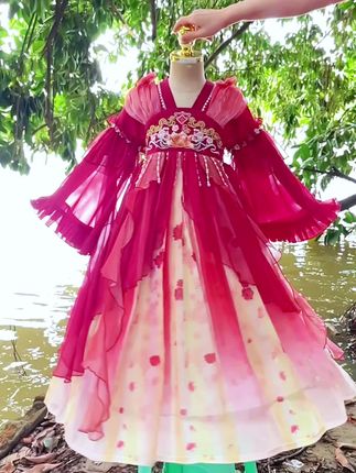 生个女儿,去拥抱小时候的自己,把小时候没有得到的全部给女儿,让她陪我再走一遍童年#高品质童装 #汉服飘带仙气 #汉服上身满满的温婉古典风