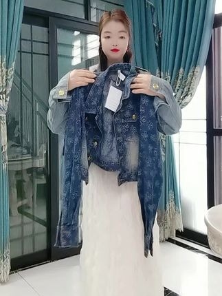 姐妹们,你们赶紧去抢这个牛仔套装,它真的太好看了!它是那种早秋的高级感,气质又洋气,而且还是修身显瘦的提花两件套,是韩版的新款。穿上它真的是时尚又减龄,不管是逛街聚会还是出差旅行都可以穿,喜欢的姐妹千万不要错过了,赶紧点击下方链接购买吧!