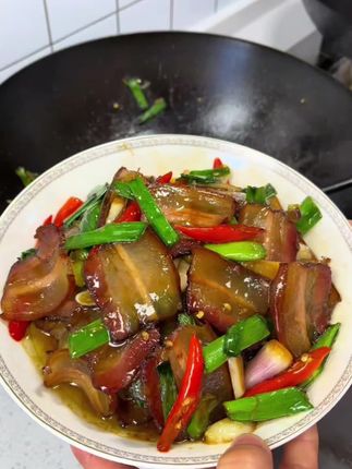 #腊肉 这个腊肉他选的就是当地农家喂熟猪食的土猪,真正土腊肉才有这种口感。#烟熏腊肉 #优质农产品 #好吃到停不下来 #抖音美食推荐官