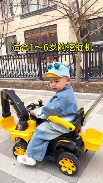 爸爸买的电动挖掘机简直太酷了!可以挖沙挖土,前进后退带音乐和工程音效,女儿很喜欢 #圆孩子的工程梦#音乐早教#儿童电动挖掘机#挖土机