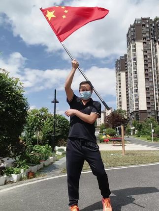再过几天就是国庆节啦 #五星红旗 将布满大街小巷#五星红旗迎风飘扬 #庆国庆 #喜庆 #十七班