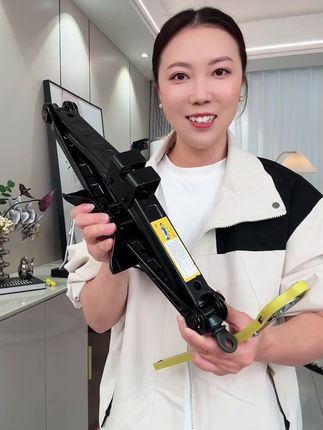 行车必备的卧式液压千斤顶,下单就送棘轮扳手#千斤顶 #手摇千斤顶 #卧式液压千斤顶 #换轮胎神器 #行车必备
