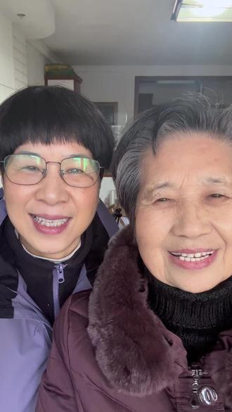 母女俩把掏心窝子的话唱出来,姑娘记住,爱情里别犯傻,妈妈的提醒,都是为了让你少经历生活的落差~母女合拍#爱的陪伴是最大的幸福