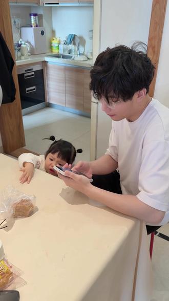 为了口吃的,直接变身小rapper #人类幼崽到底有多可爱 #为了口吃的能有多拼 #宝宝rap #爸爸带娃 #干饭人幼崽