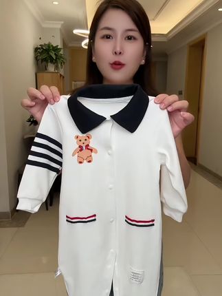 秋天来了,给宝宝准备一件这样的纯棉连体衣吧!它是纯棉材质的长袖款,非常适合小月龄的宝宝穿,而且还是连体的设计,方便宝宝穿脱,还能护住肚子不着凉,赶紧给家里的宝贝安排上吧!#宝妈推荐 #萌娃穿搭 #宝宝连体哈衣 #连体衣宝宝 #宝宝纯棉连体衣