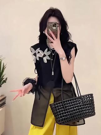 #高级感穿搭 #时髦穿搭 #通勤搭配 #万万没想到 #时尚套装 法式复古中长款拼接无袖衬衫,花朵背心上衣显瘦九分裤。