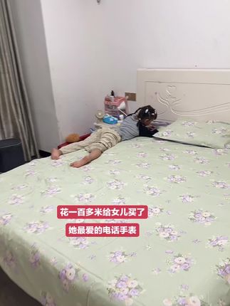 我家小女儿经常羡慕,我大女儿有电话手表!这不我自己花了一百多,也给我小女儿也买了个儿童电话手表!给孩子选智能儿童手表,就看有没有这个功能,可以打电话、能视频通话、可以上网搜题,还能支付。老师家长都可以双向呼叫孩子,即使在学校也能随时联系到它,并且支持全网运营商,不用担心换号问题。而且它的待机时间很长,充一次电可以用很久!#记录真实生活