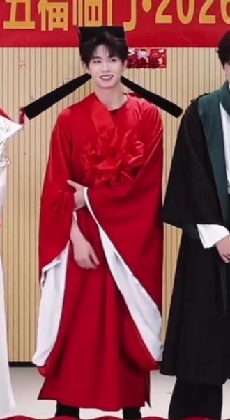 驸马鑫鑫!父皇~快赐婚吧!#朱志鑫 #驸马 #公主 @DOU+小助手