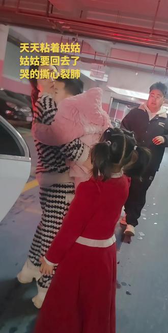 #小朋友也有属于自己的道别方式
纵有千般不舍,最后化为一句有空再回来!
这个追着车子跑的背影,是多少人回不去的童年 #道别是一件难事 #2026温暖中国年 #春节 #暖心瞬间