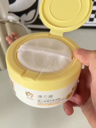 天气热了,孩子容易出汗,淹脖子、淹大腿跟淹腋下的,快给宝宝安排这个澳兰黛婴儿爽身粉,它里面自带一个柔软细腻的粉扑,粉质也是超级细腻的,给孩子容易出汗的地方都铺上一层,能快速吸汗,保持干爽,不容易起痱子。现在三瓶更划算哦!家里有娃的赶紧备起来吧!#澳兰黛婴儿 ##控油 #好物推荐🔥 #回购好物 #种草