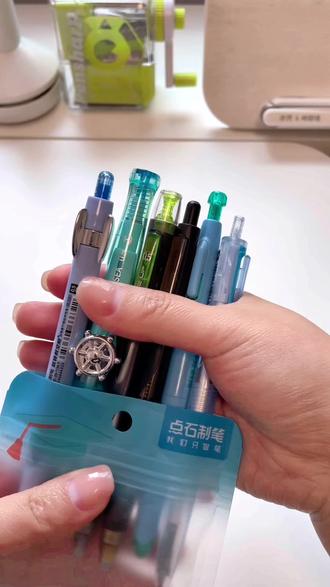 从三年级开始就一直用点石家的中性笔,这套曙光时空舱组合一共6支,每一支在孩子圈都特别受欢迎,好看又好用,价格还巨合适。#点石时空舱 #点石制笔 #中性笔 #文具