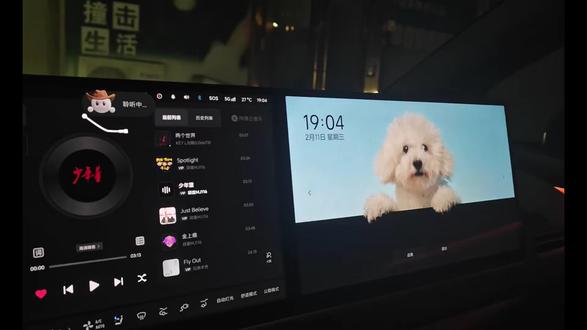 新年来临,如何为你的理想座驾——理想i6,也换上专属的“新年限定皮肤”?
今天,就教你几步轻松搞定,把它打造成一个充满喜庆年味的移动空间。
首先,唤醒你的专属“新年管家”—— 理想同学,只需动动手指,设置一个专属于春节的主题场景壁纸,带来新年仪式感。
第二,联动车内氛围灯。呼叫理想同学选择将全车的氛围灯主题颜色一键切换为最经典、最热烈的“中国红”。当灯光亮起,整个座舱瞬间被喜庆祥和的红色包裹,年味直接拉满。
让“小六子”从内到外,都换上这身红红火火的“新年皮肤”,载满祝福与好运,奔向新一年的旅程。
#理想生活进行时 #装满年味Li马出发