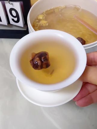 宝宝经常流鼻血,妈妈们不要慌!代代相传的食养名方,这个搭配要收藏好!藕节+芦根+白茅根,一起加水煮三十分钟,可以加适量冰糖,清清甜甜,一周两三次,小孩大人都可以喝!#藕节芦根#流鼻血#流鼻血怎么办#食养#宝妈
