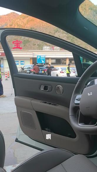 理想专属称呼太懂我了😭
理想车主快冲这个新功能!真的被狠狠拿捏住了
终于可以给车机设置自己的专属称呼,不是冰冷的编号而是专属我的名字
上车座椅、后视镜直接秒调至我的习惯位置,不用每次都手动改,懒人狂喜✨
最绝的是全车任意位置喊理想同学
它都能精准识别是我在指令,家人坐旁边说话完全不干扰
响应又快又准,智能感直接拉满
细节控真的会被这种贴心设计戳中💯
理想的车机体验真的越做越香,每次更新都有小惊喜
这波专属定制直接把仪式感和实用性拉满,谁用谁知道!
#理想同学给我的专属称呼 #理想生活进行时