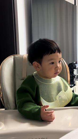 其他小朋友怕都来不及,我们家的非得看着二蛋叔叔才能吃得下去 有一样的吗#生活服务热点中心 #人类幼崽迷惑行为大赏 #玩个很新的东西 #二蛋叔叔