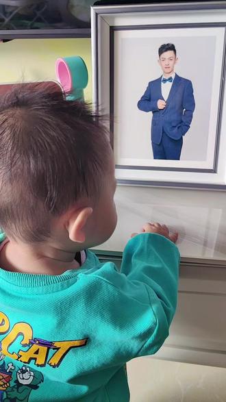 #人类幼崽成长记 #人类幼崽 十个月是宝宝的意识萌发期 学东西很快,什么东西说一遍都能记住。对于喜欢的词语学的也很快,最近我的宝贝习惯一直说妹妹妹妹 好可怕呀~🤣🤣🤣